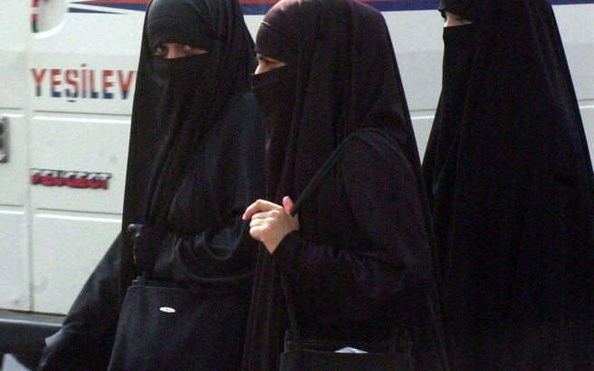 Το Ευρωπαϊκό Δικαστήριο Ανθρωπίνων Δικαιωμάτων επικύρωσε τη δημόσια απαγόρευση της ισλαμικής μαντίλας